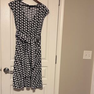 Chic Black and White Geometric Midi Dress